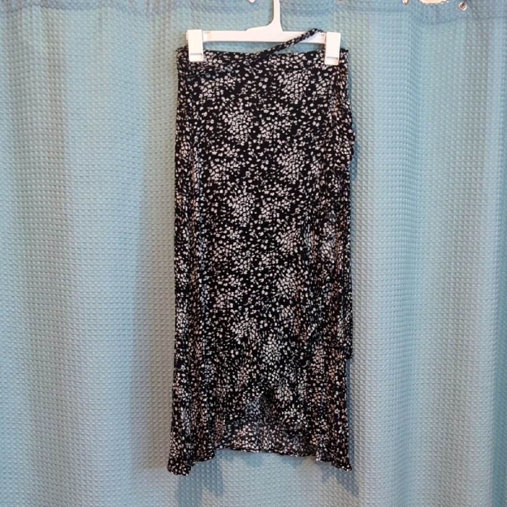 EUC Sz SP Black and White Floral Women's Wrap Midi Skirt With Ruffle Hem